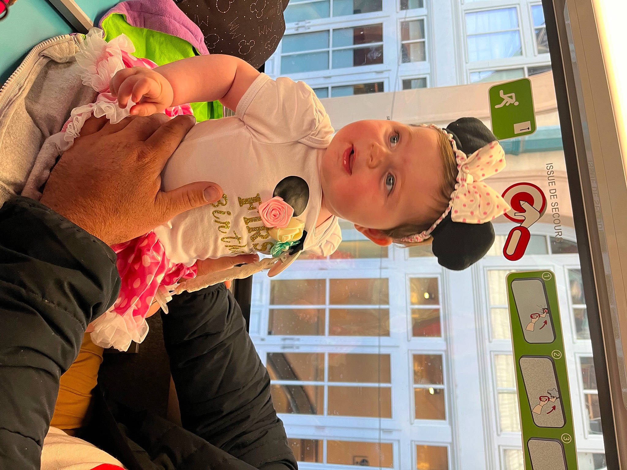 Mia participe au concours pour gagner de l'argent avec cette photo : baby, baby_products, child, door, event, fun, happy, hat, house, leisure, person, recreation, room, smile, toddler, vacation, window