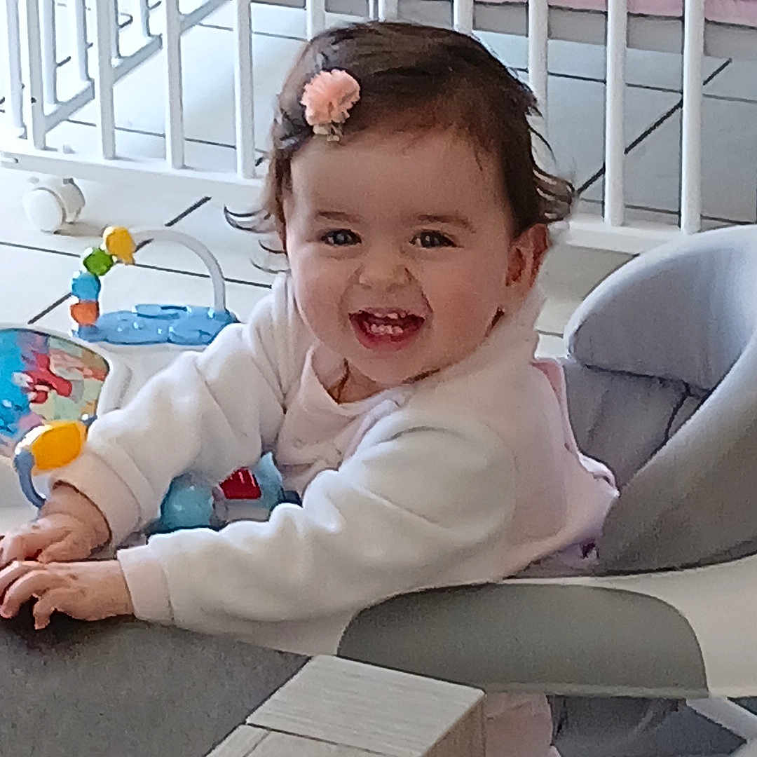 Lyana a rejoint le concours — aidez-le/la à gagner de superbes lots ! baby, bodypart, couch, crib, face, finger, furniture, hand, head, homedecor, indoors, infantbed, nursery, person, photography, plywood, portrait, sitting, table, wood