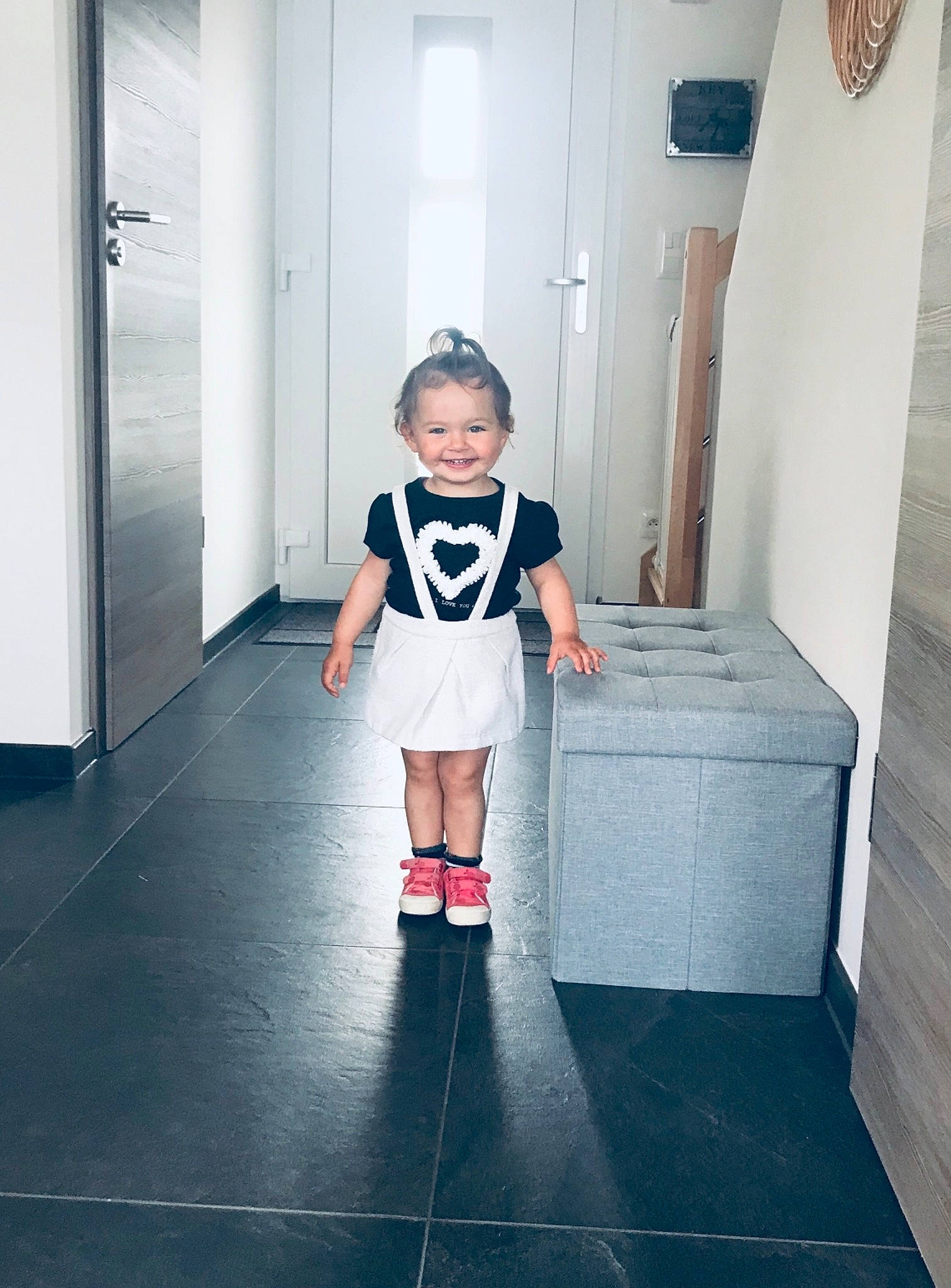 Clémence a rejoint le concours — aidez-le/la à gagner de superbes lots ! baby_toddler_clothing, child, door, electric_blue, fashion, floor, flooring, human_leg, joint, joy, knee, pattern, person, shoe, shoulder, standing, t_shirt, thigh, tints_and_shades, toddler