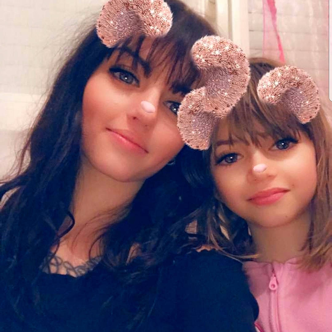 Tiffany participe au concours pour gagner de l'argent avec cette photo : bangs, beauty, brown_hair, ear, eye, face, fashion_accessory, forehead, hair, hair_coloring, hairstyle, head, headgear, headpiece, human, lip, long_hair, person, pink, selfie