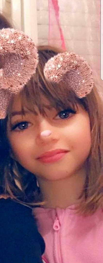 Tiffany a rejoint le concours — aidez-le/la à gagner de superbes lots ! bangs, beauty, brown_hair, cheek, chin, close_up, ear, eye, eyebrow, face, forehead, hair, hair_accessory, hair_coloring, hairstyle, lip, long_hair, nose, person, pink