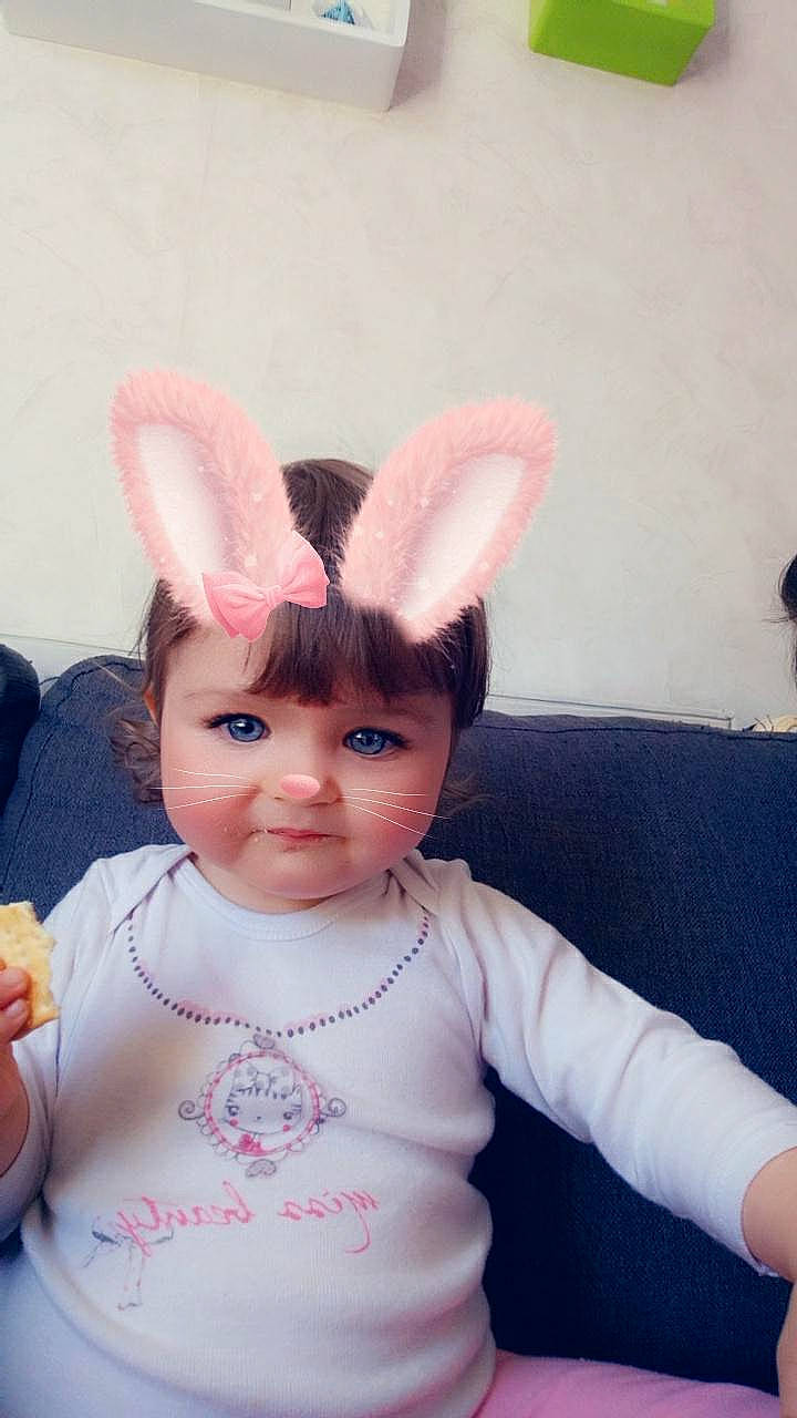 Sylla participe au concours pour gagner de l'argent avec cette photo : cheek, child, ear, easter, easter_bunny, eye, face, finger, hand, head, human_body, iris, joint, neck, organ, person, pink, rabbit, rabbits_and_hares, skin