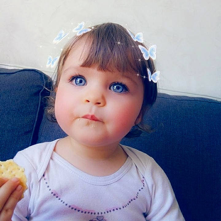 Sylla a rejoint le concours — aidez-le/la à gagner de superbes lots ! baby, beauty, cheek, child, ear, eye, face, forehead, hair, hair_accessory, hairstyle, head, headband, headgear, headpiece, lip, nose, organ, person, skin