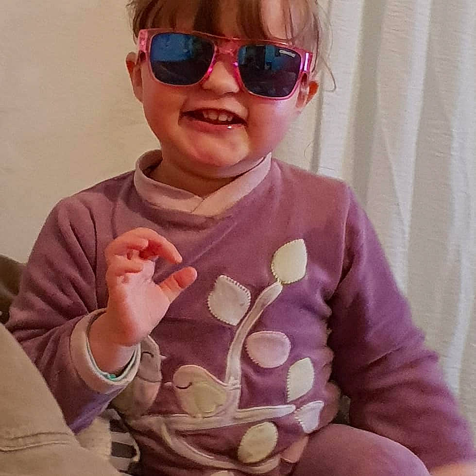 Sylla a rejoint le concours — aidez-le/la à gagner de superbes lots ! baby, cheek, child, cool, eyewear, face, facial_expression, fun, glasses, lip, neck, outerwear, person, pink, skin, sleeve, smile, sunglasses, t_shirt, toddler