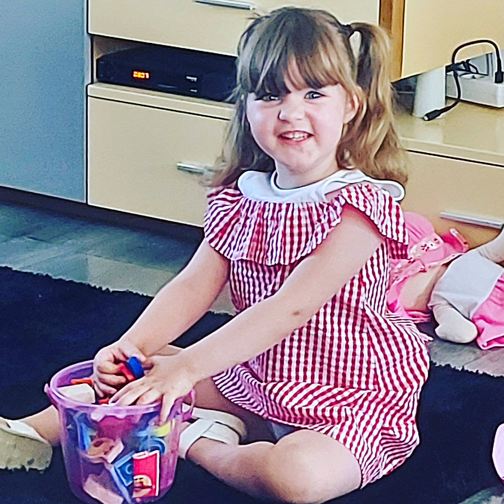 Sylla participe au concours pour gagner de l'argent avec cette photo : arm, baby_toddler_clothing, bangs, blond, cabinetry, chest_of_drawers, drawer, hand, home_appliance, joy, kitchen_appliance, lap, nightwear, person, shelf, sock