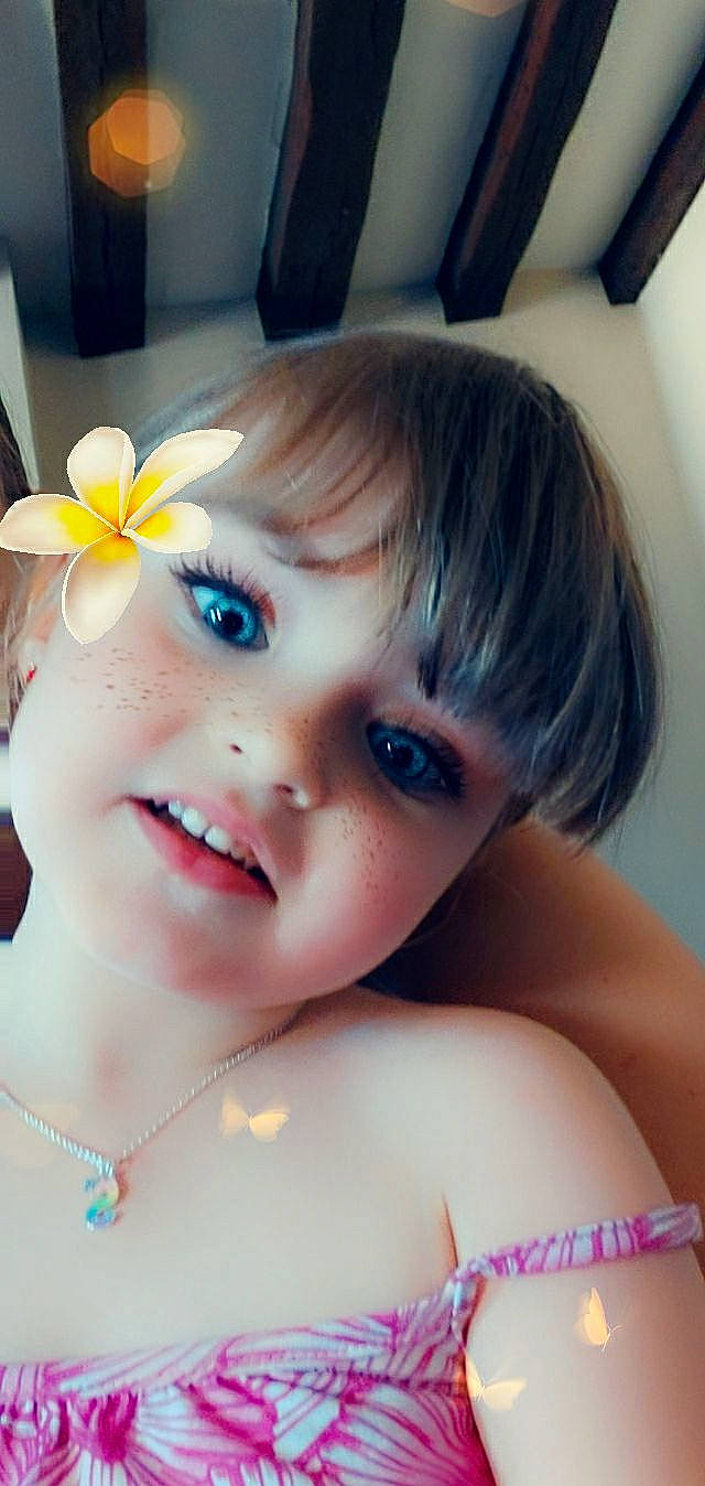 Sylla a rejoint le concours — aidez-le/la à gagner de superbes lots ! bangs, beauty, blond, body_jewelry, cheek, chest, chin, close_up, eye, eyebrow, eyelash, forehead, frangipani, hairstyle, happy, iris, organ, person, petal, photography