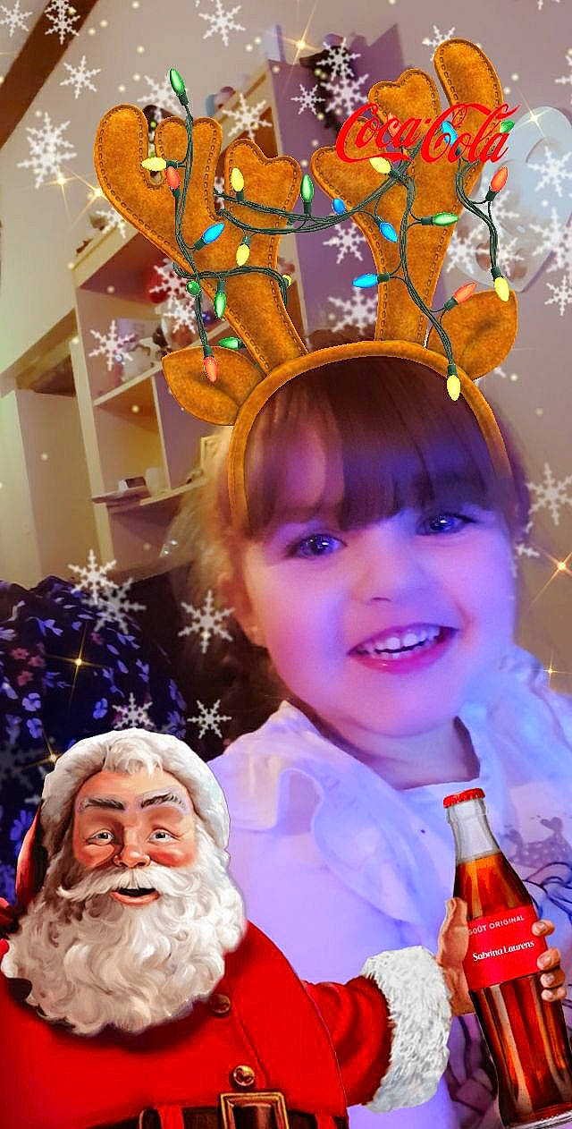 Sylla participe au concours pour gagner de l'argent avec cette photo : bangs, beard, bottle, christmas, christmas_decoration, christmas_eve, costume_accessory, eye, facial_expression, facial_hair, fictional_character, hairstyle, happy, holiday, interior_design, joy, moustache, nose, ornament, person