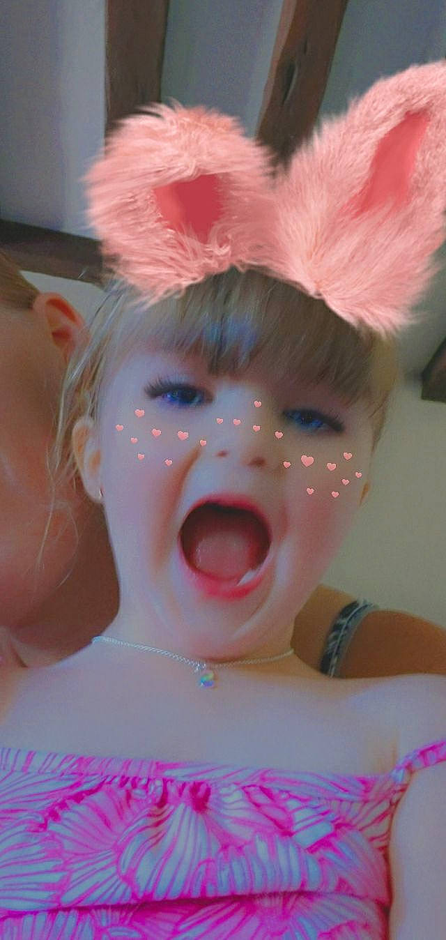 Sylla a rejoint le concours — aidez-le/la à gagner de superbes lots ! cheek, costume, costume_accessory, costume_hat, eyelash, fur, hair_accessory, headgear, humour, iris, jaw, lip, mouth, neck, organ, person, photography, pink, skin, throat