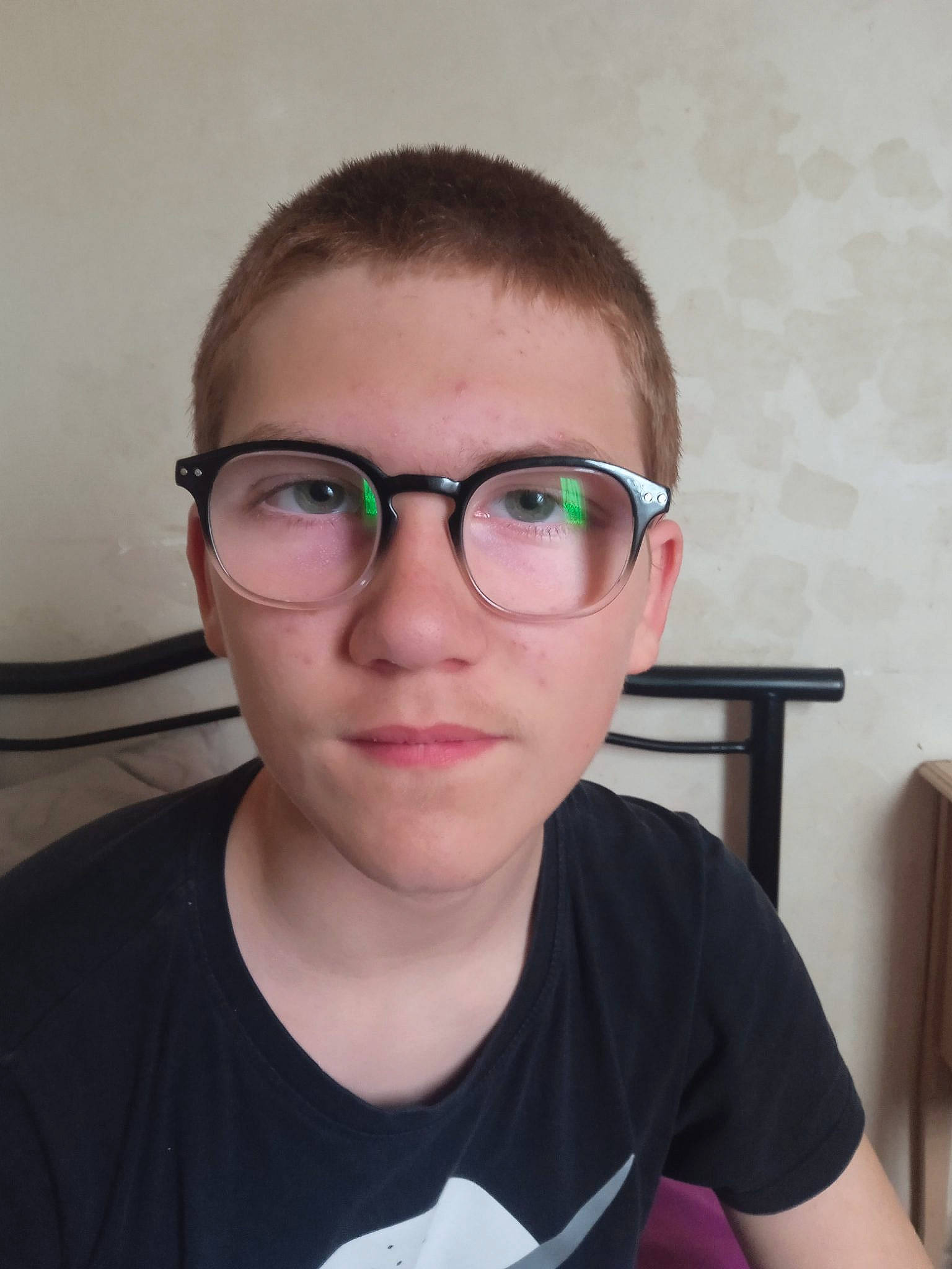 Claude participe au concours pour gagner de l'argent avec cette photo : black_hair, cheek, chin, ear, eyebrow, eyelash, eyewear, forehead, glasses, hair, jaw, lip, mouth, neck, nose, person, personal_protective_equipment, selfie, sleeve, t_shirt