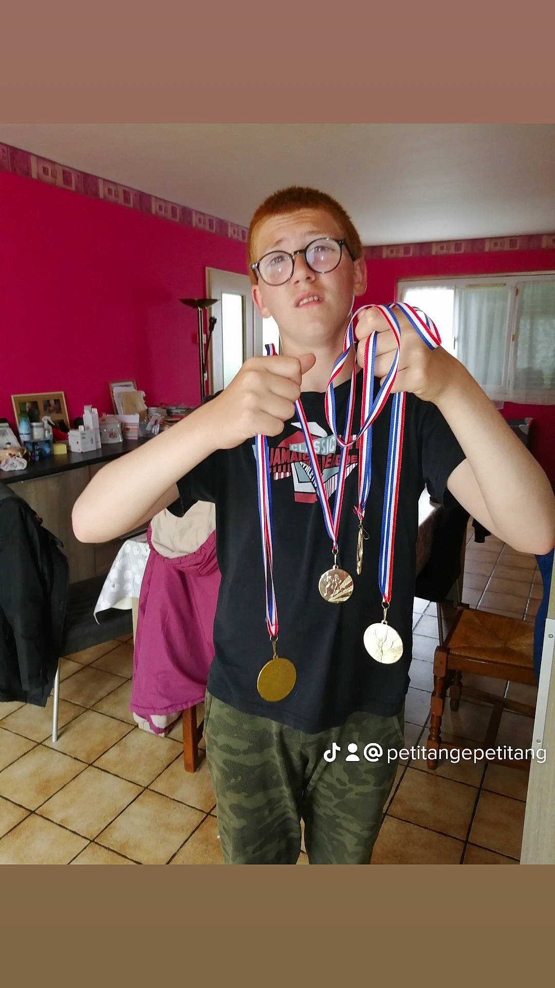 Claude a rejoint le concours — aidez-le/la à gagner de superbes lots ! belt, chair, chest, cool, costume, event, eyewear, fashion_accessory, fashion_design, flooring, fun, glasses, jewellery, magenta, necklace, person, room, sleeve, smile, t_shirt