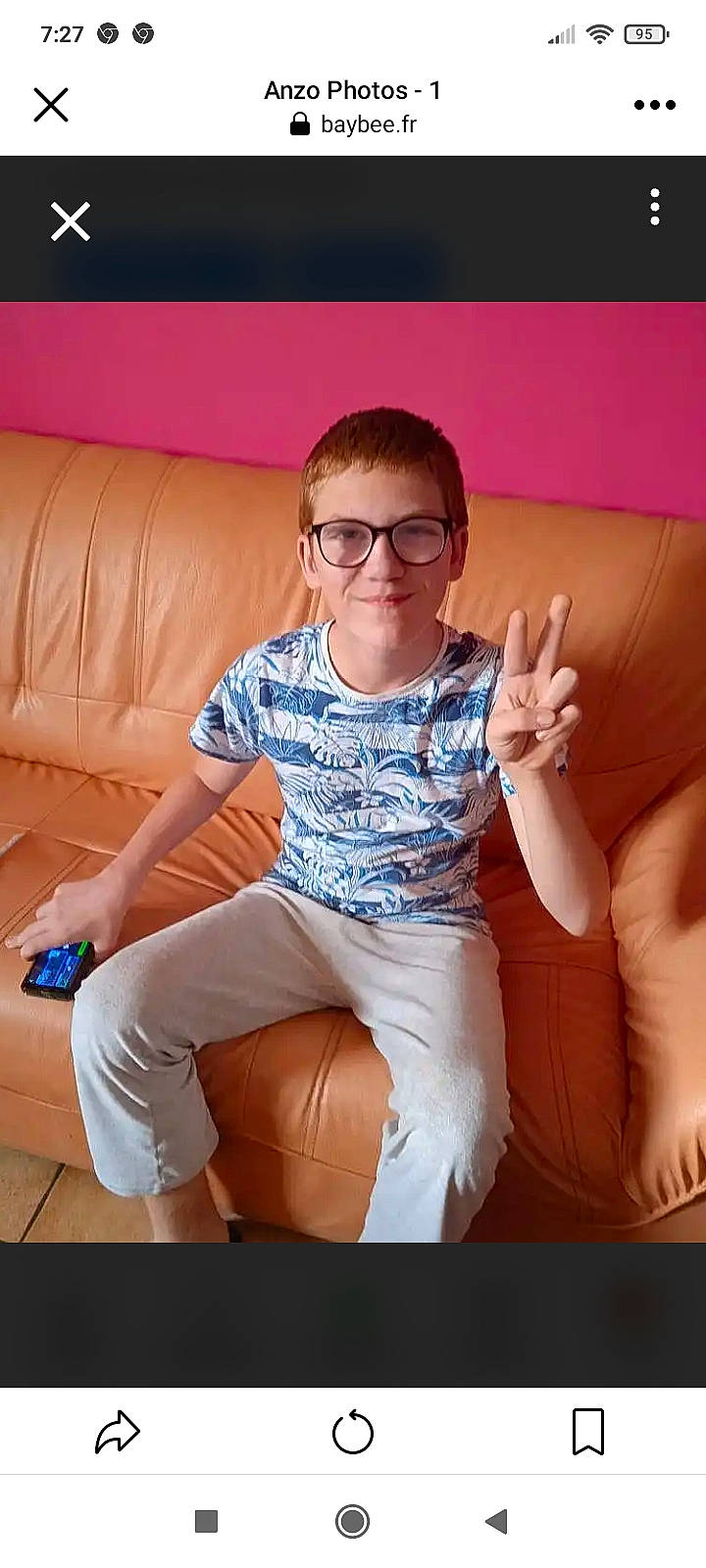 Claude participe au concours pour gagner de l'argent avec cette photo : comfort, couch, elbow, eyewear, flash_photography, fun, glasses, hand, happy, human_body, human_leg, joy, knee, lap, leg, leisure, mouth, muscle, person, shorts