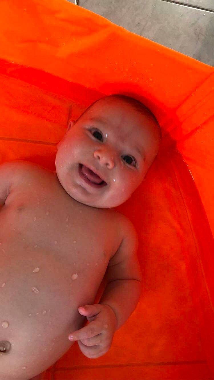 Céleste participe au concours pour gagner de l'argent avec cette photo : baby, cheek, chin, eye, eyebrow, face, finger, happy, head, human_body, lip, mouth, nose, orange, organ, person, pink, skin, smile, stomach