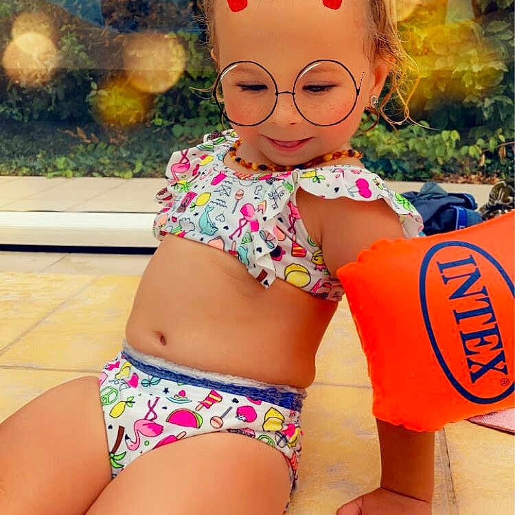 Kenza a rejoint le concours — aidez-le/la à gagner de superbes lots ! brassiere, chest, fun, happy, leisure, lingerie_top, navel, people_on_beach, plant, shorts, summer, swimsuit_bottom, swimsuit_top, swimwear, thigh, trunk, undergarment, underpants, waist