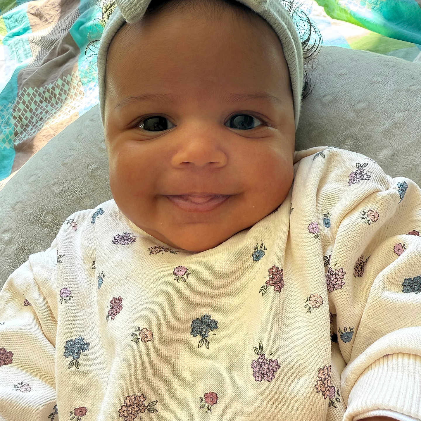 Alimah participe au concours pour gagner de l'argent avec cette photo : accessories, baby, blanket, bodypart, bonnet, clothing, face, furniture, happy, hat, head, homedecor, linen, newborn, person, photography, portrait, quilt, selfie, smile