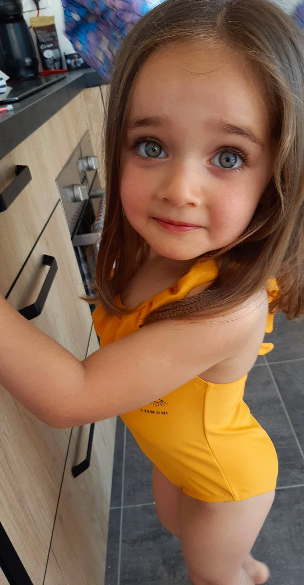 Mathilde participe au concours pour gagner de l'argent avec cette photo : eye, eyebrow, eyelash, facial_expression, finger, gesture, hair, hairstyle, happy, joint, joy, lip, mouth, muscle, neck, organ, person, shoulder, skin, standing