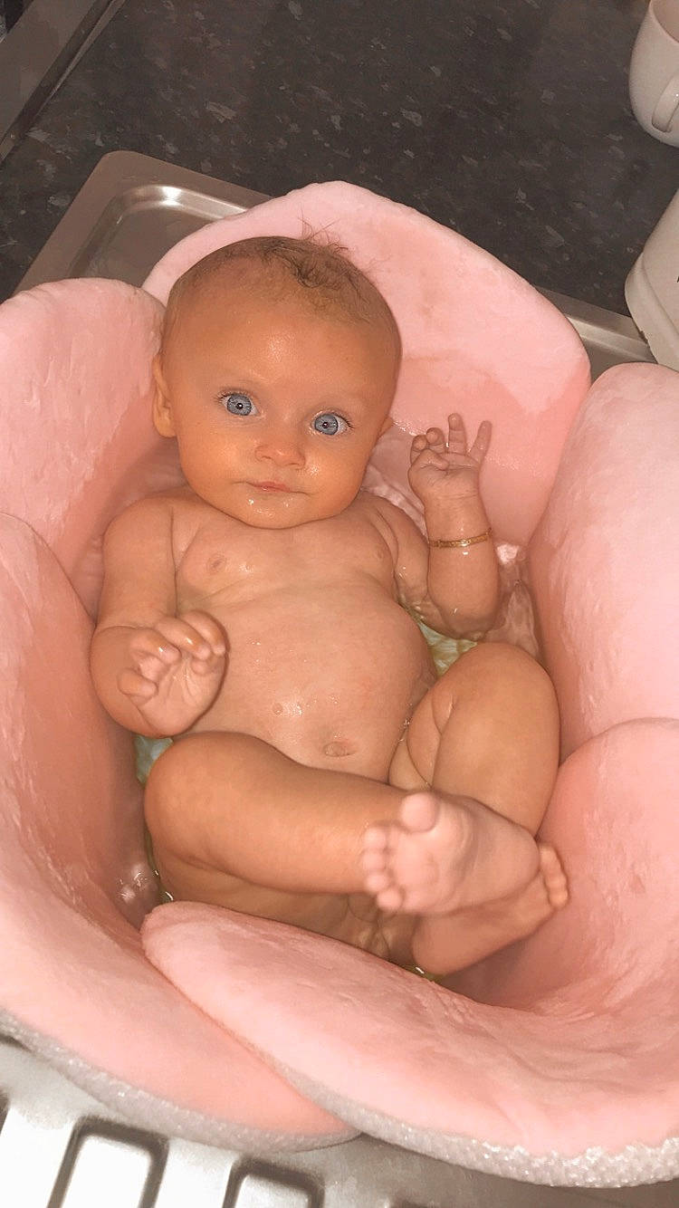 Cienna is registered to the contest to win money with this photo: baby, baby_bathing, bathing, bathtub, cheek, child, face, joy, muscle, person, skin, stomach