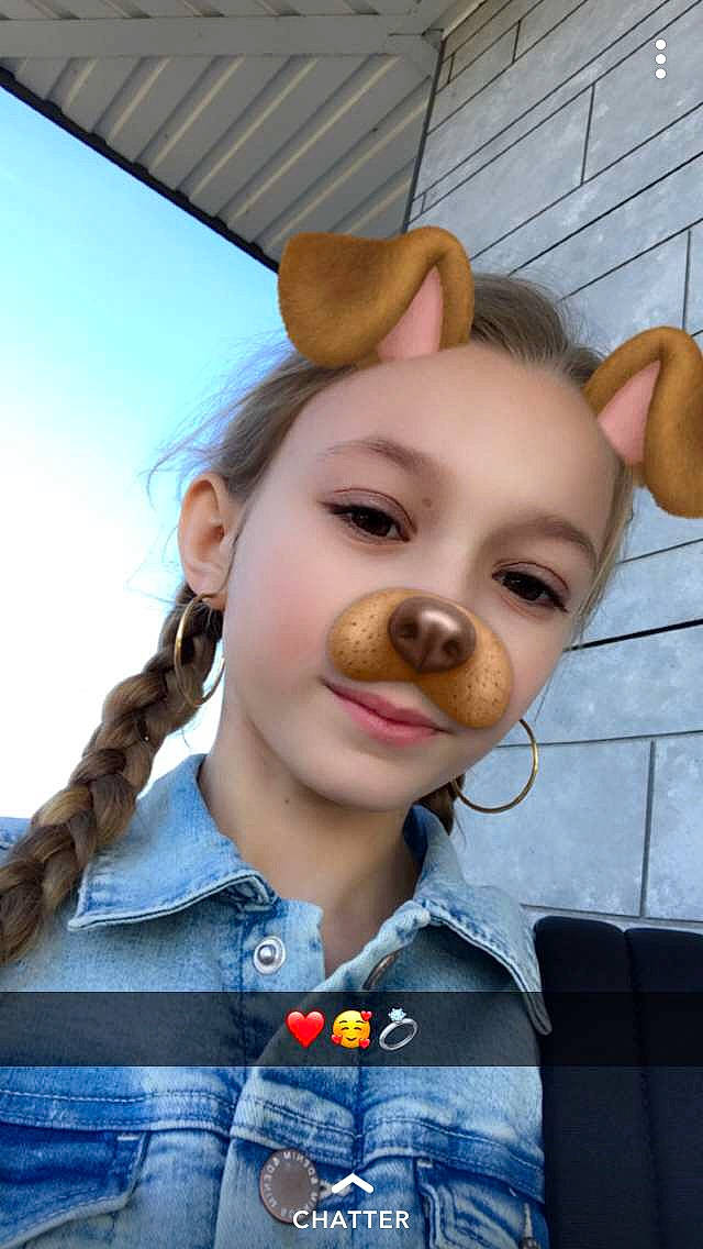 Alliça participe au concours pour gagner de l'argent avec cette photo : cheek, child, chin, ear, eyebrow, face, forehead, fun, gesture, hair, hairstyle, head, jaw, nose, person, photography, selfie, smile