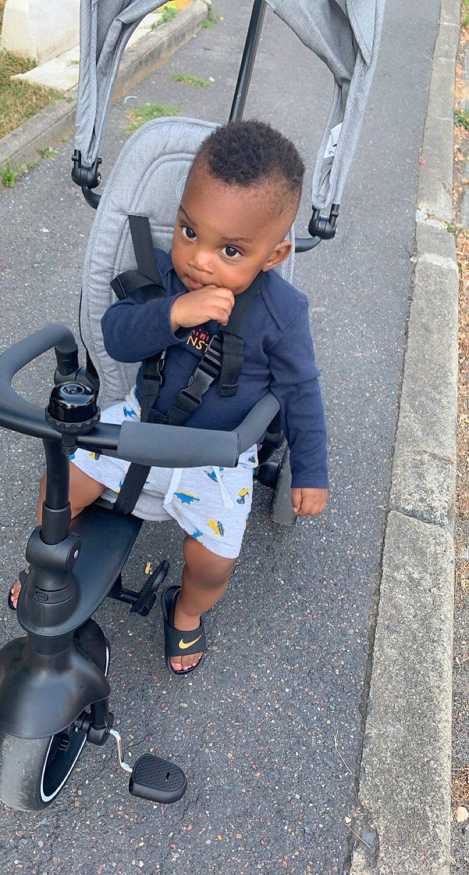 Lyam a rejoint le concours — aidez-le/la à gagner de superbes lots ! asphalt, auto_part, automotive_tire, baby_carriage, baby_products, boot, electric_blue, human_leg, leg, person, personal_protective_equipment, road_surface, sandal, shoe, sidewalk, sitting, sneakers, street_fashion, tire, toddler