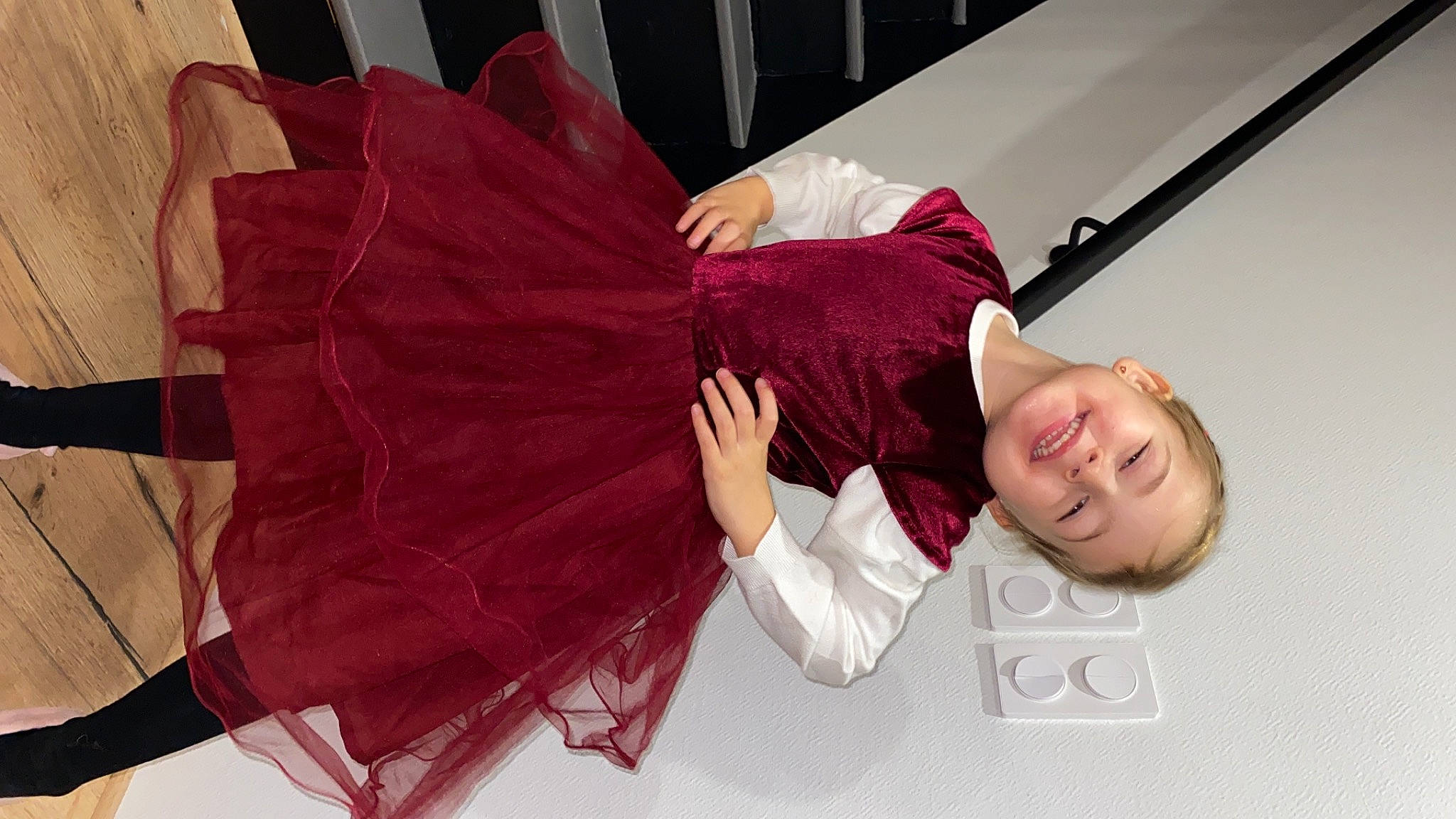 Léonny participe au concours pour gagner de l'argent avec cette photo : carmine, cosplay, costume, costume_accessory, costume_design, fashion, fashion_design, glove, joy, maroon, person, photo_shoot, red, velvet