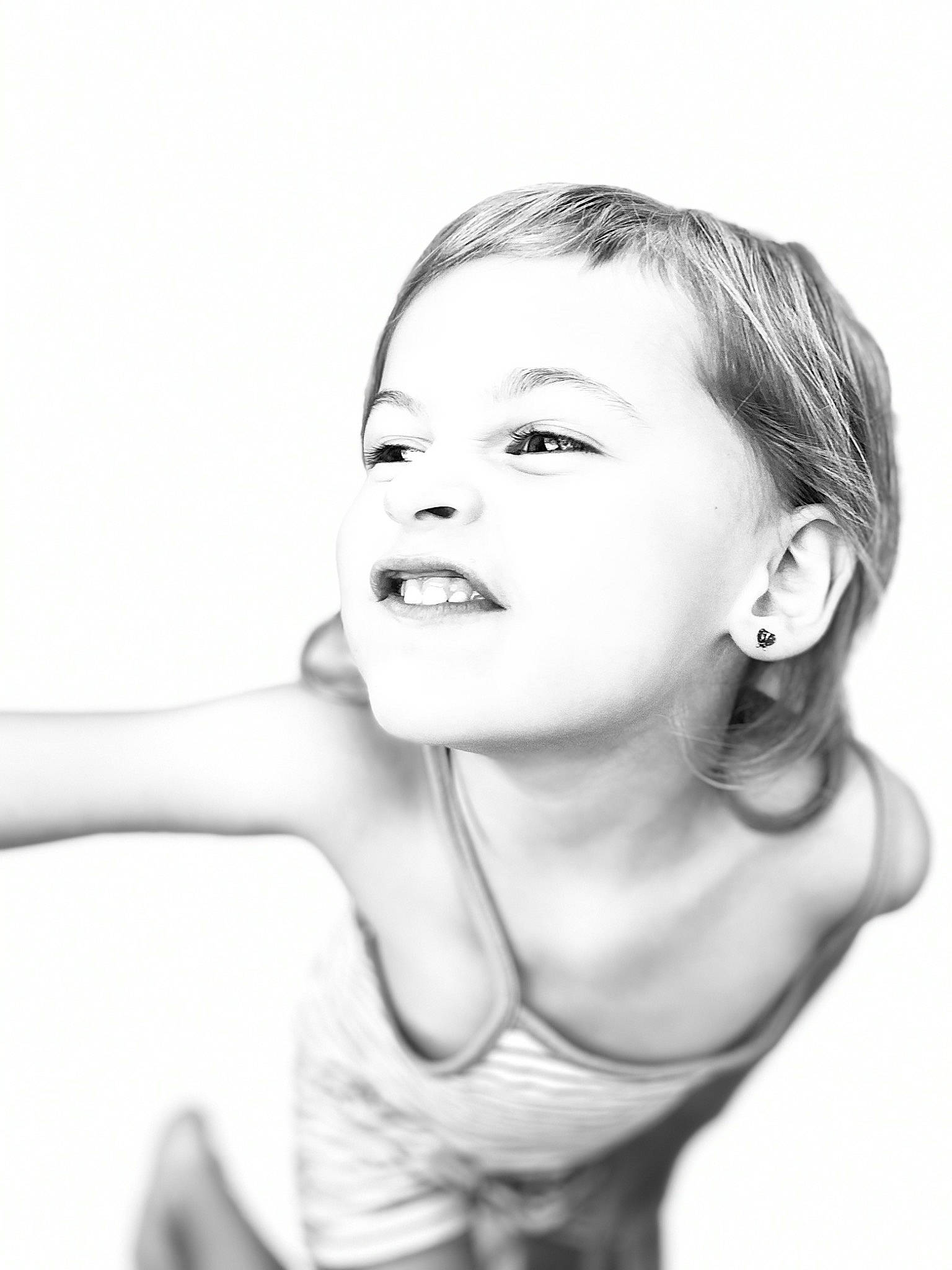 Léonny a rejoint le concours — aidez-le/la à gagner de superbes lots ! active_tank, black_and_white, child, child_model, ear, eyelash, monochrome, monochrome_photography, neck, person, photo_shoot, portrait, portrait_photography, shoulder, sleeveless_shirt, style, toddler, tooth, undergarment