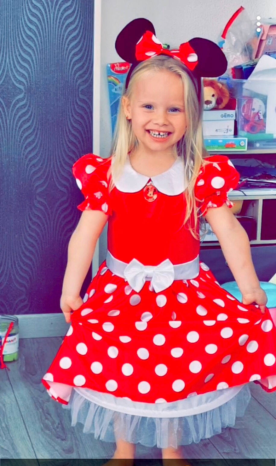 Leïa a rejoint le concours — aidez-le/la à gagner de superbes lots ! baby_toddler_clothing, blue, child, design, dress, entertainment, event, fun, happy, joy, magenta, party_supply, pattern, performing_arts, person, pink, red, sleeve, smile, toddler