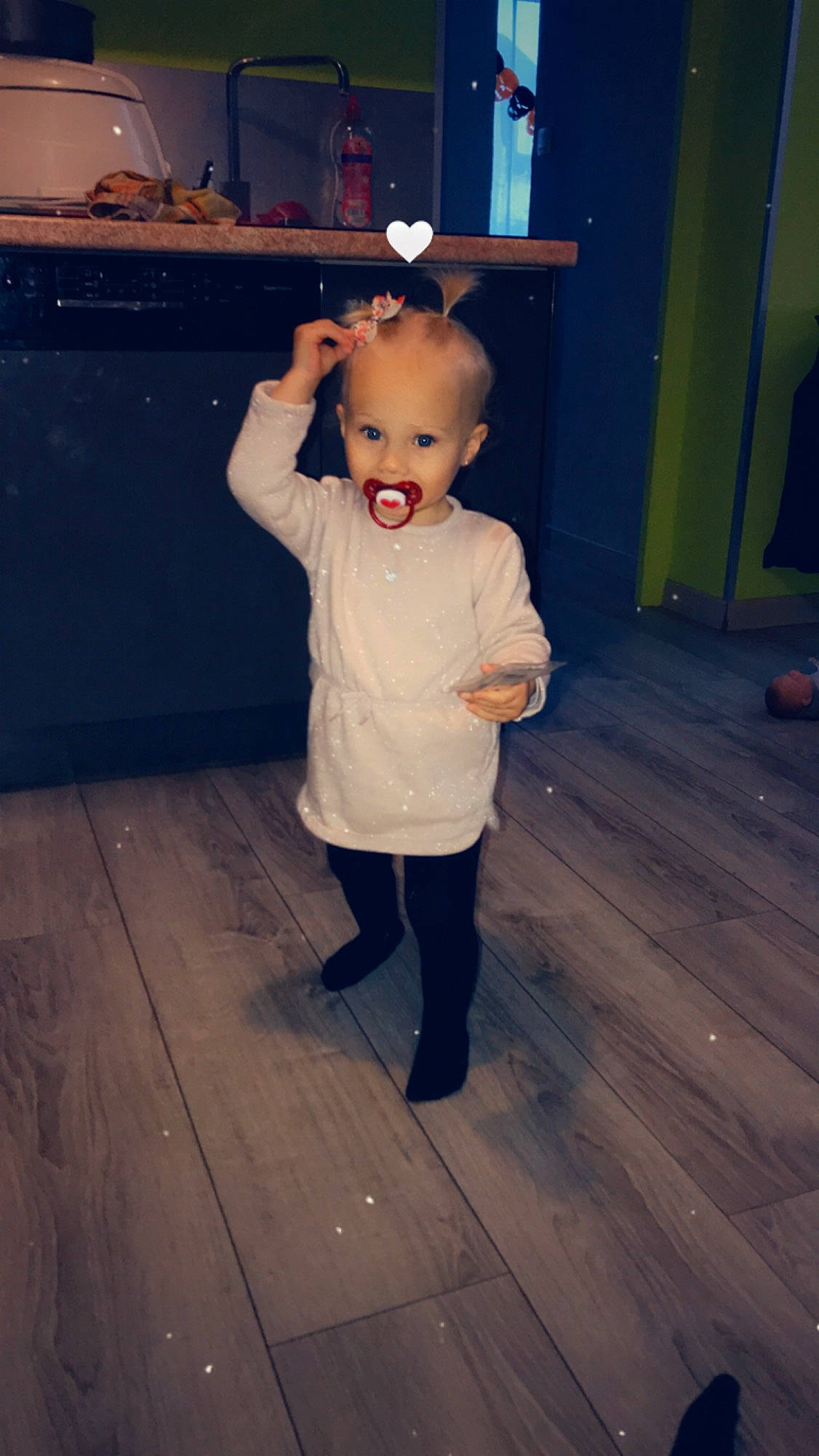 Alïx a rejoint le concours — aidez-le/la à gagner de superbes lots ! baby_toddler_clothing, child, finger, flash_photography, floor, flooring, fun, gesture, hairstyle, happy, hardwood, iris, joint, leg, person, shoulder, sleeve, smile, standing, toddler