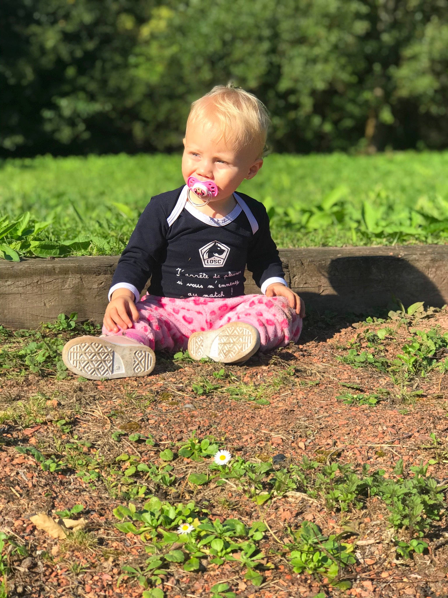 Alïx a rejoint le concours — aidez-le/la à gagner de superbes lots ! baby, baby_toddler_clothing, child, face, grass, grass_family, groundcover, hand, happy, lawn, mammal, nature, people_in_nature, person, plant, sitting, toddler, tree, vertebrate, wood
