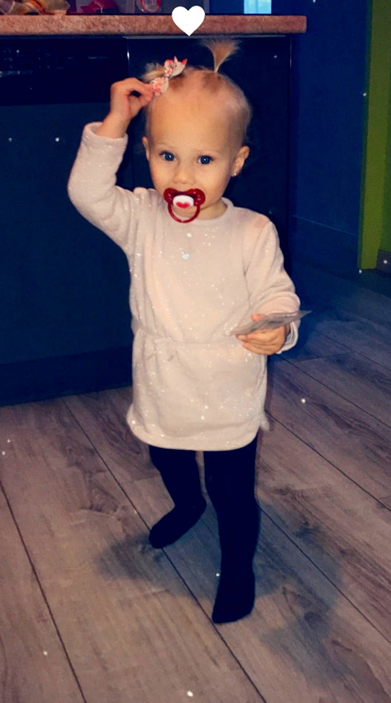 Alïx a rejoint le concours — aidez-le/la à gagner de superbes lots ! arm, baby_toddler_clothing, dress, eye, face, flash_photography, gesture, hair, hand, happy, head, human_body, iris, joint, leg, neck, nose, person, skin, sleeve