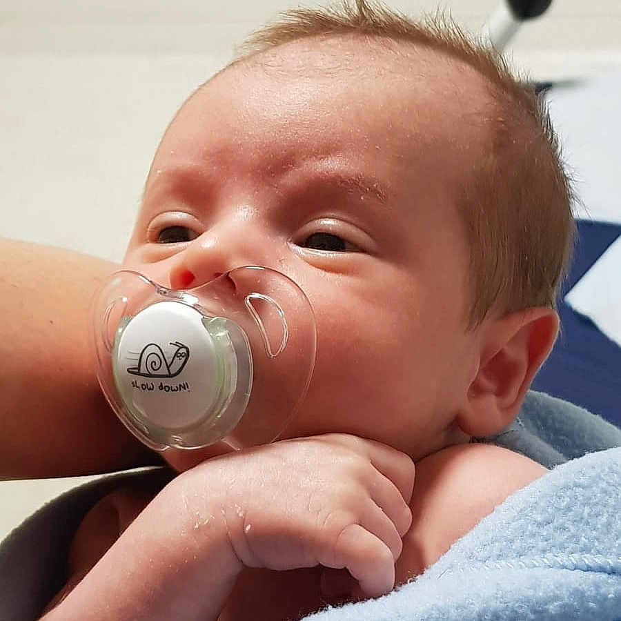 Adam participe au concours pour gagner de l'argent avec cette photo : architecture, baby, beverage, blanket, bodypart, bottle, building, cosmetics, drinking, face, finger, hand, happy, head, hospital, newborn, perfume, person, photography, portrait