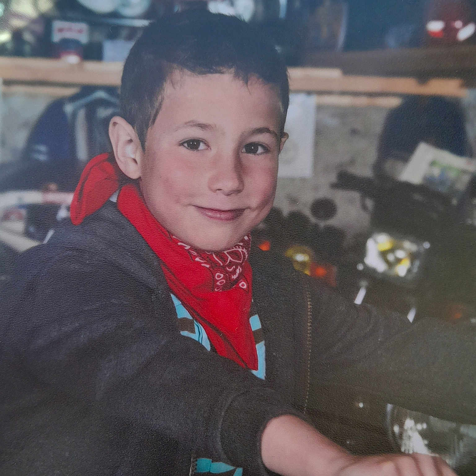 Anthony a rejoint le concours — aidez-le/la à gagner de superbes lots ! adult, bodypart, boy, child, clothing, coat, face, finger, hair, hand, happy, head, jacket, male, man, person, photography, portrait, smile, urban