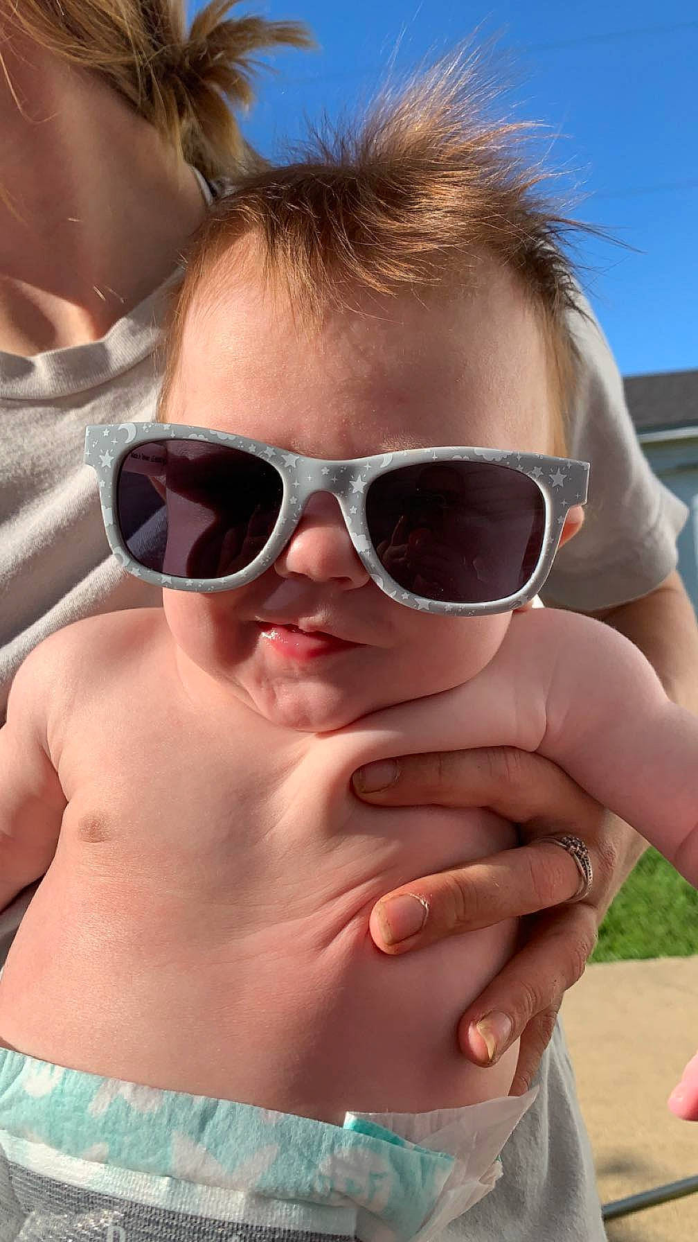 Havanna is registered to the contest to win money with this photo: chin, cool, eyewear, facial_expression, finger, fun, gesture, glasses, goggles, hairstyle, hand, happy, lip, mouth, nose, person, pink, skin, sky, sunglasses