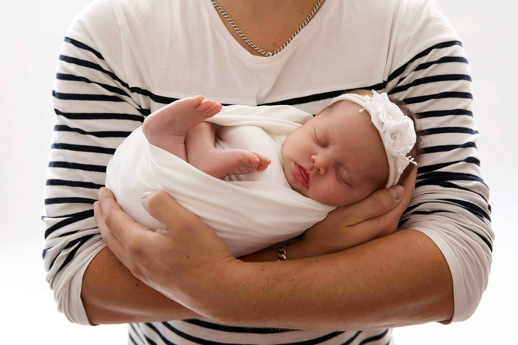 Constance participe au concours pour gagner de l'argent avec cette photo : arm, baby, baby_sleeping, child, comfort, headwear, person, sleep, toddler