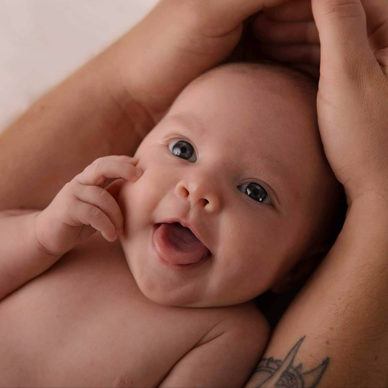 Constance participe au concours pour gagner de l'argent avec cette photo : arm, baby, baby_making_funny_faces, beauty, cheek, child, chin, close_up, eye, eyebrow, face, facial_expression, finger, forehead, hand, head, lip, mouth, nose, person