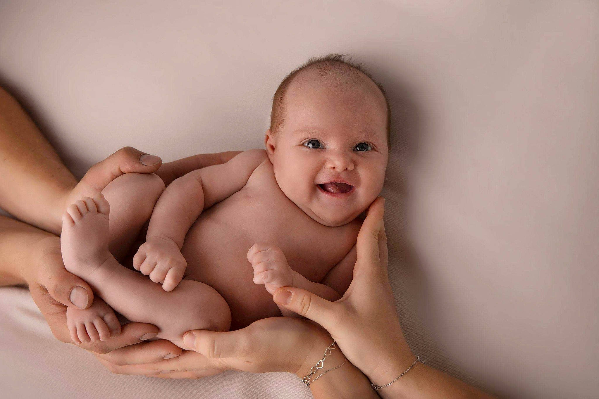 Constance participe au concours pour gagner de l'argent avec cette photo : arm, baby, child, finger, gesture, hand, joy, muscle, person, photography, skin, stomach, toddler