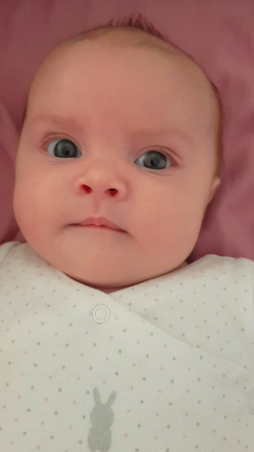 Constance a rejoint le concours — aidez-le/la à gagner de superbes lots ! baby, baby_making_funny_faces, beauty, cheek, child, chin, close_up, eye, eyebrow, face, forehead, head, iris, lip, mouth, nose, person, pink, portrait_photography, skin