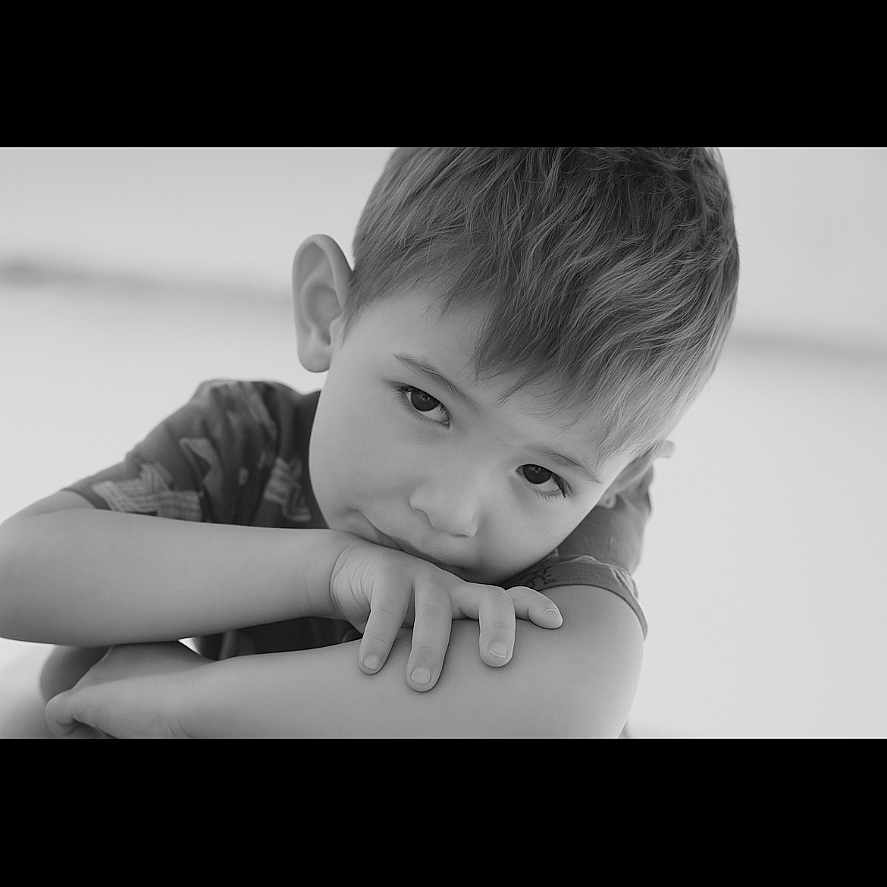 Victorien a rejoint le concours — aidez-le/la à gagner de superbes lots ! black_and_white, boy, calm, casual_clothing, child, closeup, cute, expression, face, hands, human, indoors, innocent, looking_at_camera, monochrome, person, portrait, resting, short_hair, young