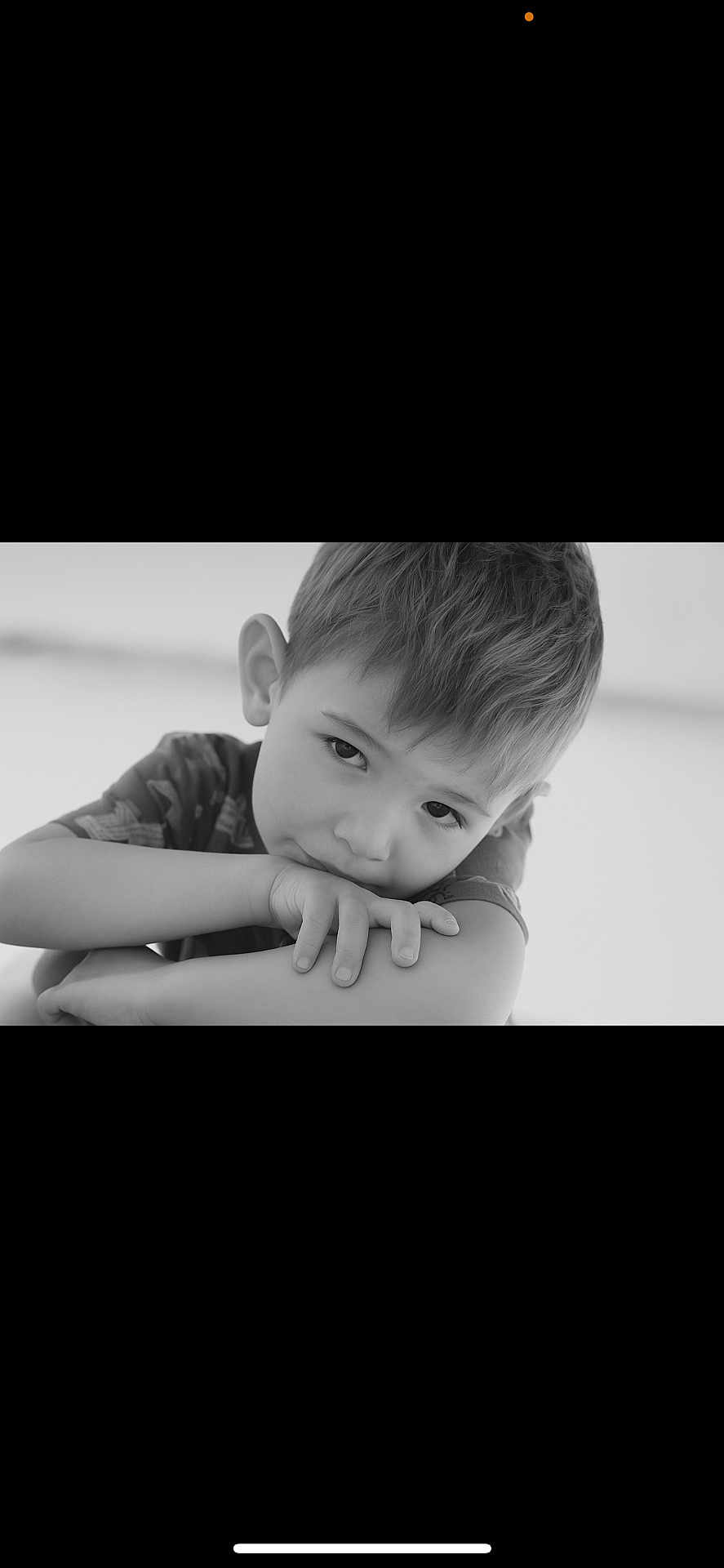 Victorien a rejoint le concours — aidez-le/la à gagner de superbes lots ! child, boy, portrait, black_and_white, face, expression, young, short_hair, hands, casual_clothing, indoors, closeup, resting, looking_at_camera, calm, cute, innocent, monochrome, human, person