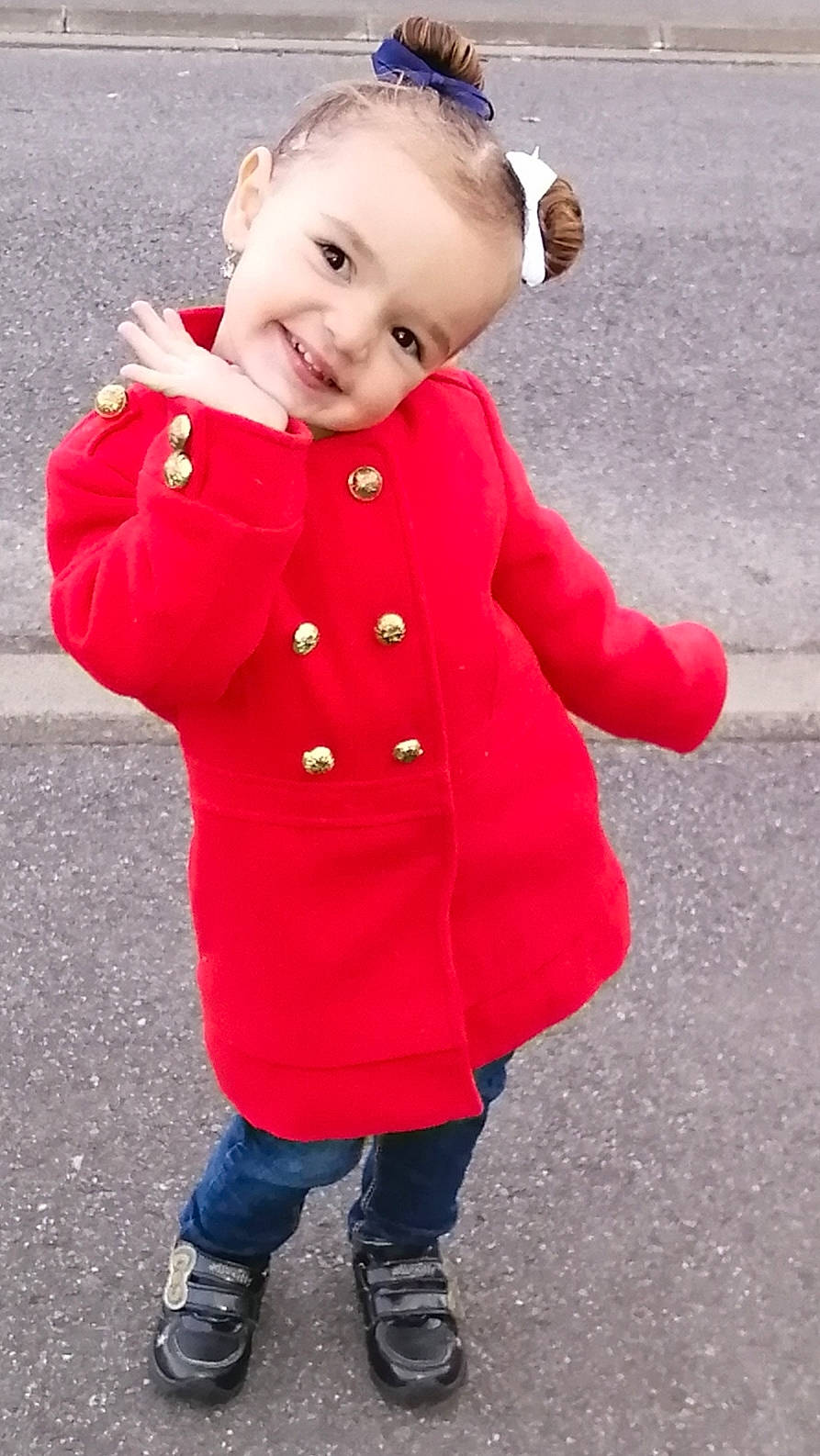 Sianna a rejoint le concours — aidez-le/la à gagner de superbes lots ! baby_toddler_clothing, blazer, clothing, collar, dress, face, gesture, happy, head, headgear, jacket, joy, neck, outerwear, person, pink, red, skin, sleeve, smile