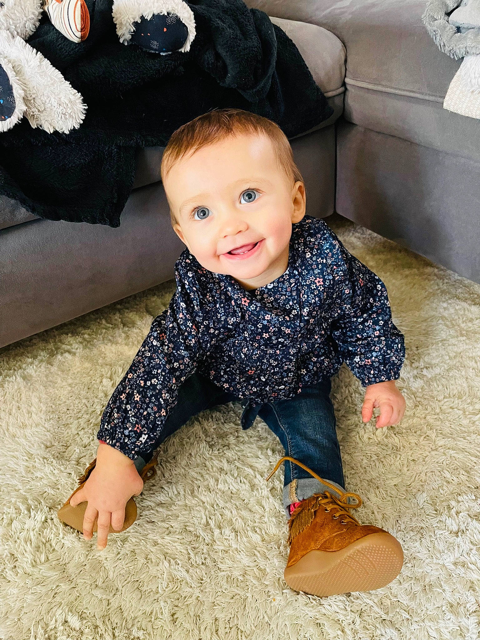 Ellie a rejoint le concours — aidez-le/la à gagner de superbes lots ! baby_toddler_clothing, barefoot, child, collar, comfort, couch, floor, flooring, foot, fun, happy, human_leg, joy, pattern, person, sitting, sleeve, smile, t_shirt, thigh