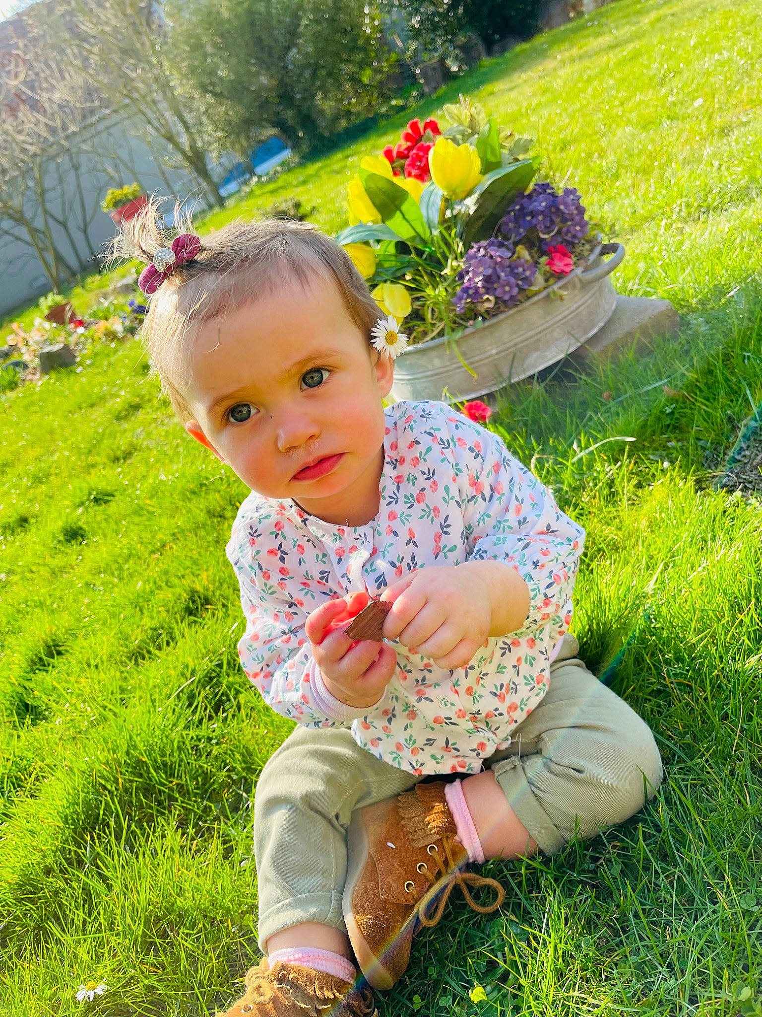 Ellie a rejoint le concours — aidez-le/la à gagner de superbes lots ! baby, baby_toddler_clothing, beauty, child, flower, fun, garden, grass, grass_family, grassland, green, groundcover, happy, lawn, leisure, meadow, people_in_nature, person, plant, toddler