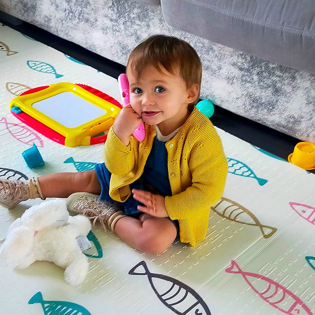 Ellie participe au concours pour gagner de l'argent avec cette photo : art, baby, baby_playing_with_toys, baby_toddler_clothing, chair, child, finger, flooring, fun, hand, happy, illustration, leisure, person, play, room, smile, t_shirt, toddler, toy