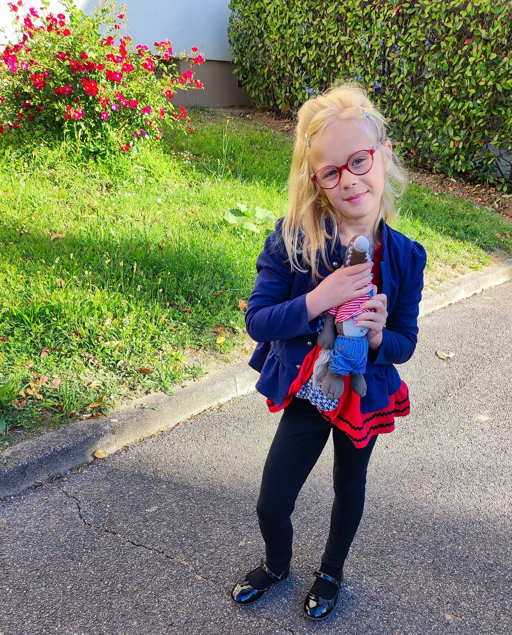 Éléana participe au concours pour gagner de l'argent avec cette photo : asphalt, denim, electric_blue, eyewear, glasses, grass, happy, human_body, jeans, joy, knee, leisure, magenta, people_in_nature, person, plant, recreation, road_surface, sleeve, smile