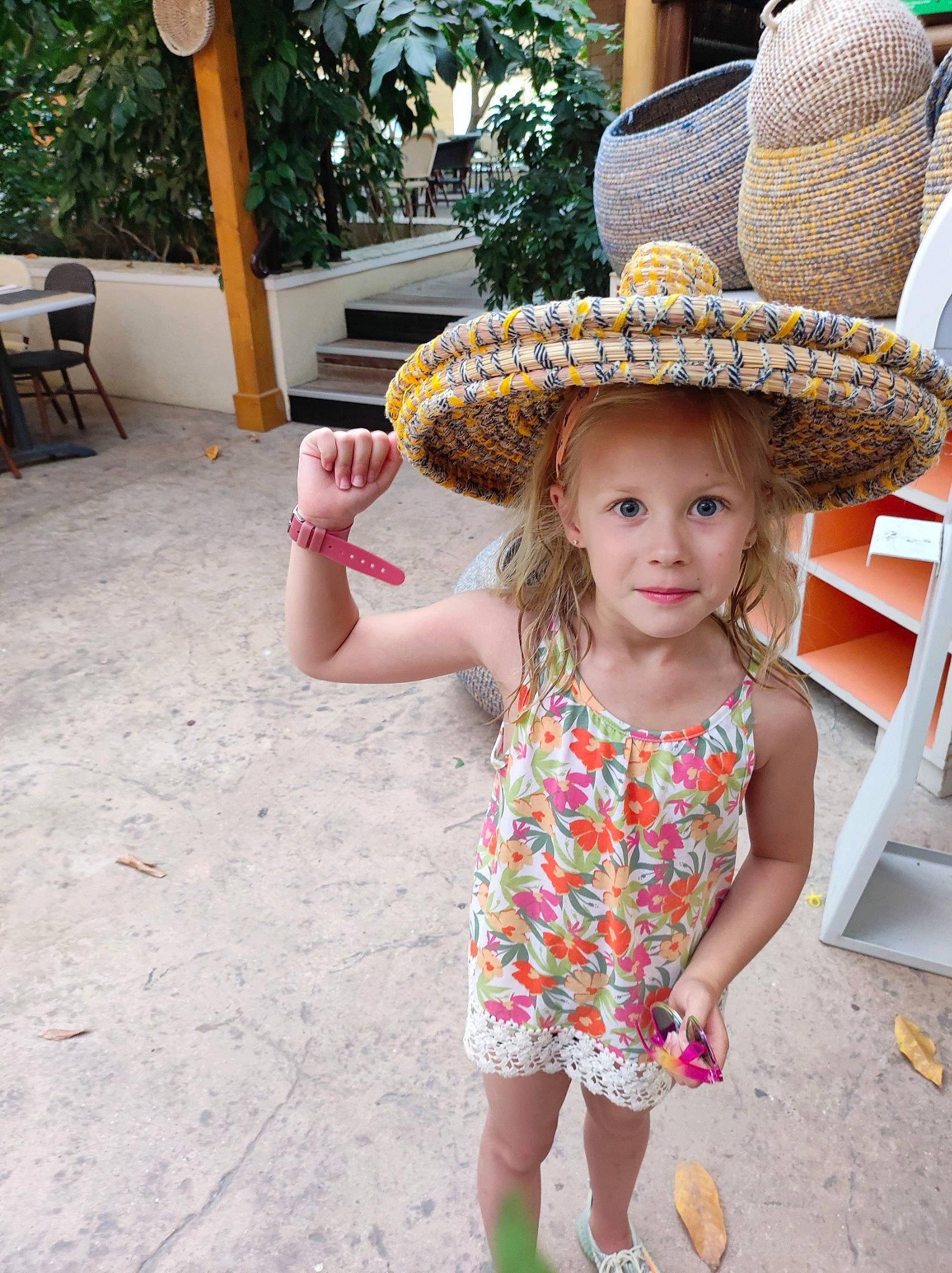 Éléana participe au concours pour gagner de l'argent avec cette photo : child, fashion_accessory, fun, grass, hairstyle, happy, hat, head, headgear, headwear, leisure, pattern, person, plant, sandal, shoulder, sitting, sombrero, summer, sun_hat