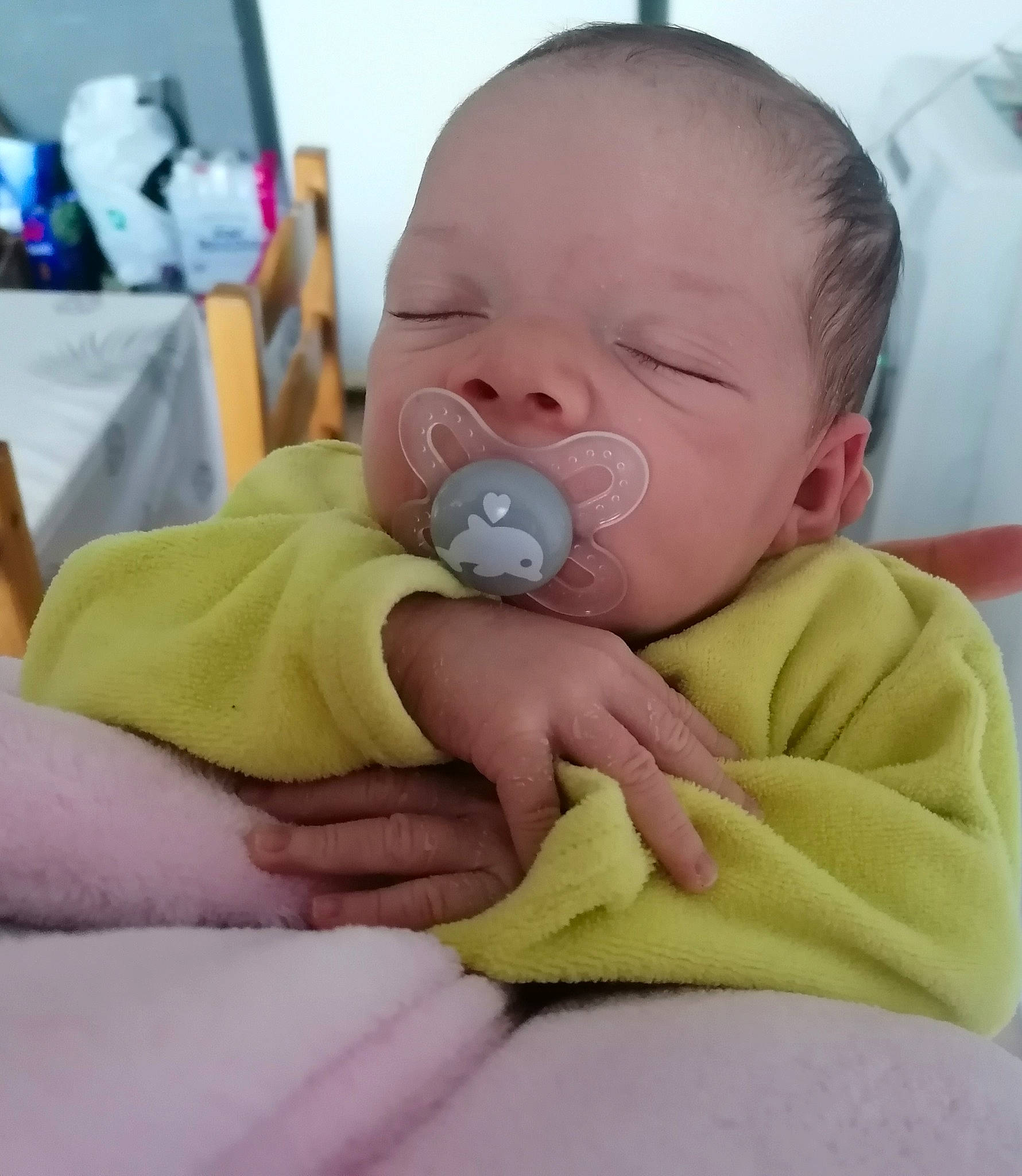 Thao a rejoint le concours — aidez-le/la à gagner de superbes lots ! baby, baby_products, baby_safety, baby_sleeping, baby_toddler_clothing, cheek, comfort, ear, eye, eyebrow, finger, human_body, iris, linens, mouth, neck, nose, person, skin, thumb