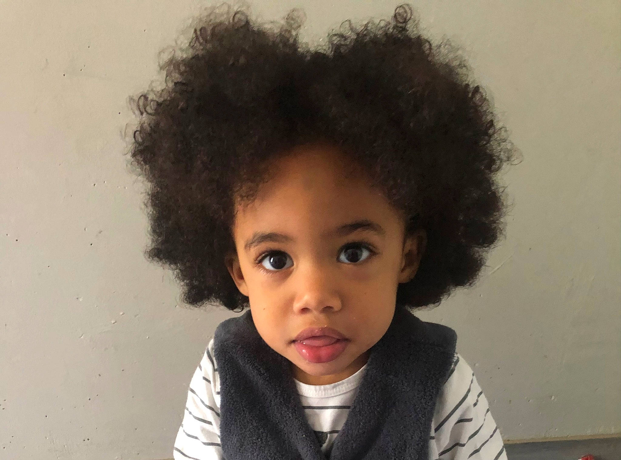 Adnel participe au concours pour gagner de l'argent avec cette photo : afro, cheek, chin, clothing, eyebrow, eyelash, fashion_accessory, fashion_design, flash_photography, forehead, fun, fur, happy, jheri_curl, lip, nose, person, portrait_photography, skin, sleeve