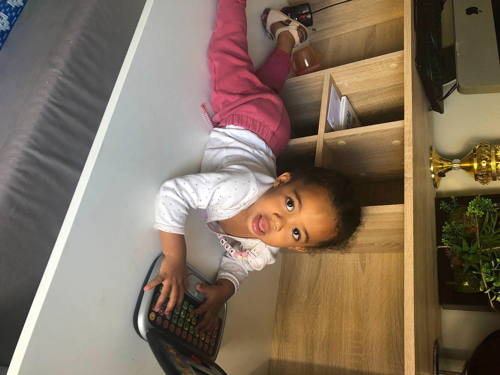 Adnel a rejoint le concours — aidez-le/la à gagner de superbes lots ! child, comfort, elbow, flooring, fun, human_leg, person, plant, room, wood