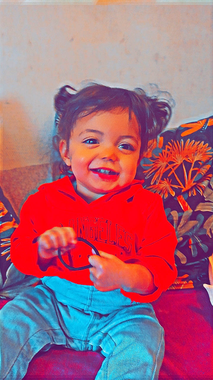 Viktoria a rejoint le concours — aidez-le/la à gagner de superbes lots ! azure, black_hair, cheek, child, chin, cool, electric_blue, event, eye, forehead, fun, happy, iris, leisure, orange, person, sitting, skin, smile, t_shirt