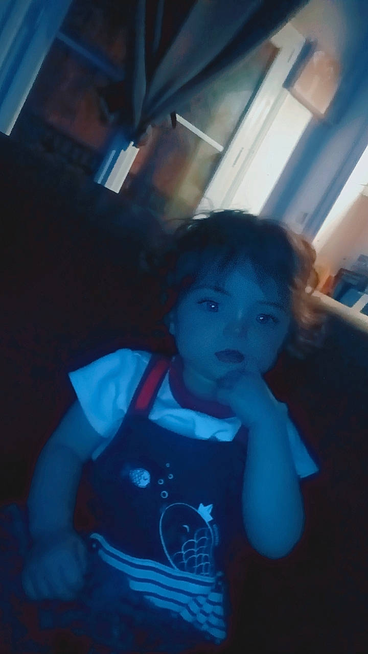 Viktoria participe au concours pour gagner de l'argent avec cette photo : blue, child, darkness, elbow, electric_blue, eyewear, fun, happy, leisure, mouth, neck, person, personal_protective_equipment, reflection, room, shoulder, sitting, sleeve, t_shirt, toddler