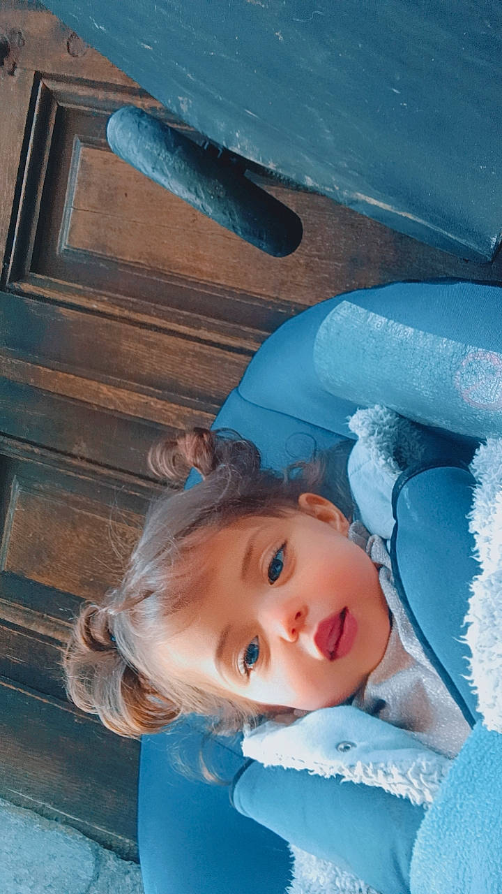 Viktoria participe au concours pour gagner de l'argent avec cette photo : azure, baby, baby_toddler_clothing, blue, cheek, child, electric_blue, fun, happy, leisure, person, smile, toddler, vacation, wood, wood_stain