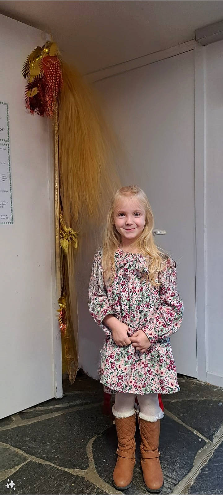 Letícia a rejoint le concours — aidez-le/la à gagner de superbes lots ! beauty, blond, child, day_dress, event, fashion_design, hairstyle, happy, joint, joy, knee, magenta, pattern, person, pink, shoulder, sleeve, smile, standing, toddler